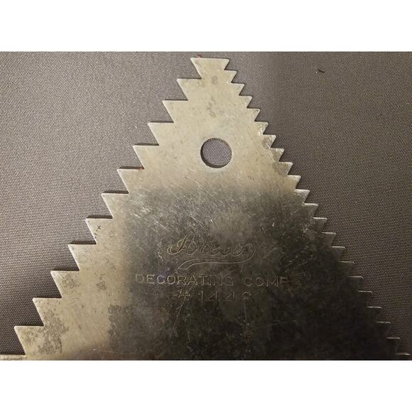 Ateco #1446 - 3-Sided Decorating Comb & Cake Icing Triangle Tool - 4-1/4" (in) - Picture 3 of 4